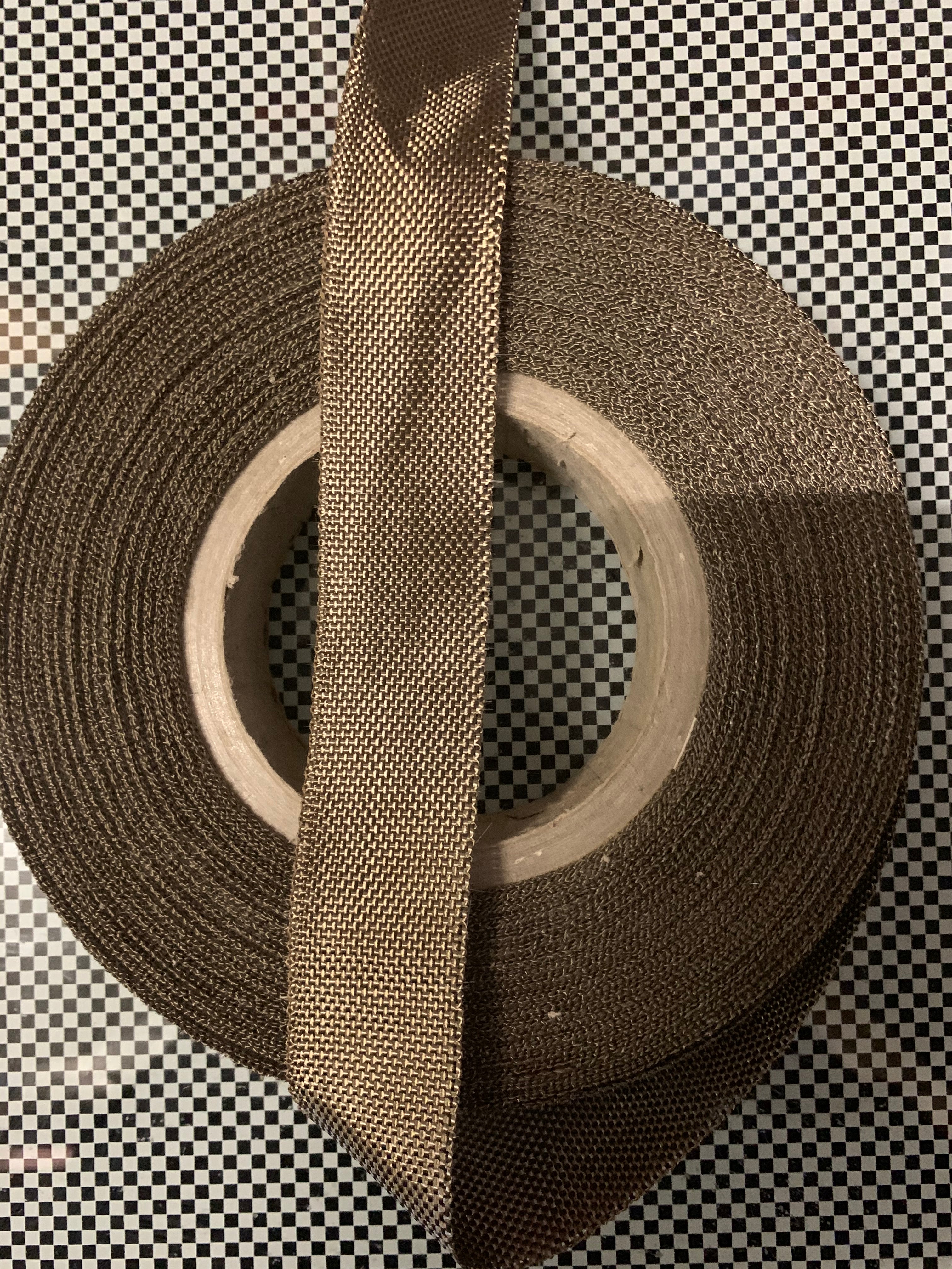 Basaltvezeltape, 30 mm breed, 0,21 mm dik, 11,3 g/strekkende meter, met één rand van bruin PP-garen