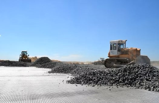 Geocomposiet van polyester-geogrid 50/50 kN/m en PP-nonwoven 150 g/m², breedte 310 cm, lengte 50 m (155 m²)