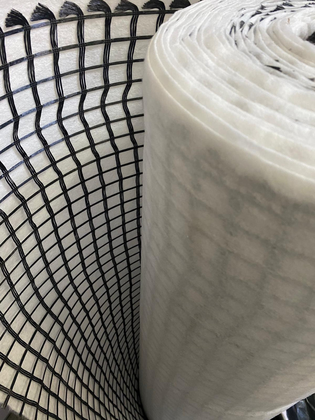 Geocomposiet geogrid 50/50 kN/m polyester met PP-nonwoven 150 g/m², breedte 195 cm, lengte 50 m (97,5 m²)